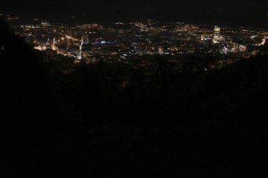 Gece Bilbao 'daki şehir parkı