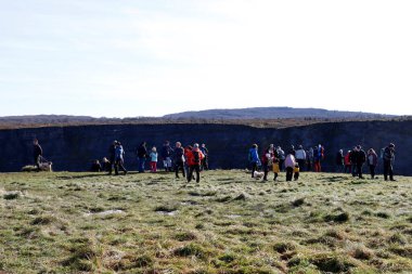 İnsanların ormanda hiking