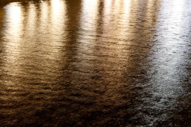 Şehir ışıkları suya yansıyor