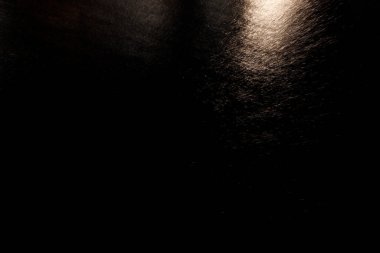 Şehir ışıkları suya yansıyor