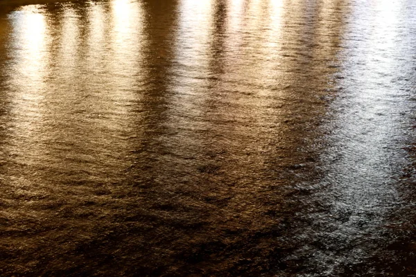 Φώτα Της Πόλης Αντανακλάται Στο Νερό — Φωτογραφία Αρχείου