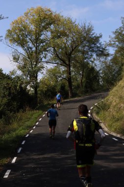 Parkta koşan insanlar