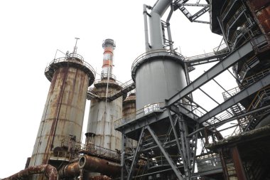 Bilbao yakınlarında terk edilmiş bir fabrika.