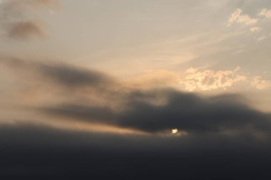 Akşam gökyüzünde bulutlar