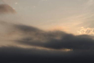 Akşam gökyüzünde bulutlar