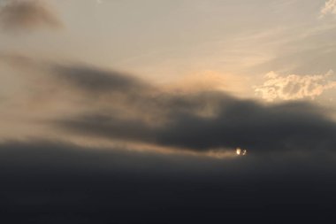 Akşam gökyüzünde bulutlar