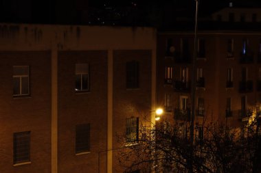 Geceleri pencereden bakan sokak.