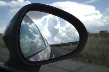 Bulutlu bir günde araba yolculuğu