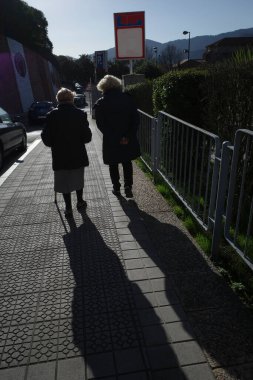 Sokakta yürüyen biri.