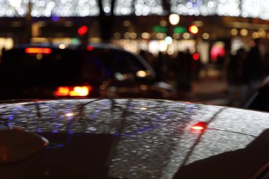 Gece şehirde trafik vardı.