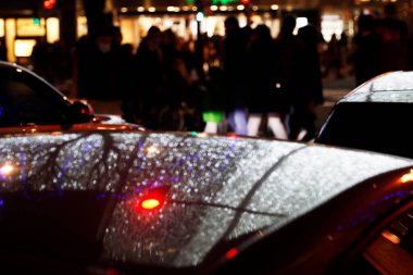 Gece şehirde trafik vardı.