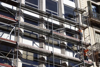 Bakım işleri bir binada yapılıyor.