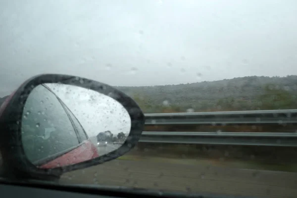 비오는 운전하는 — 스톡 사진