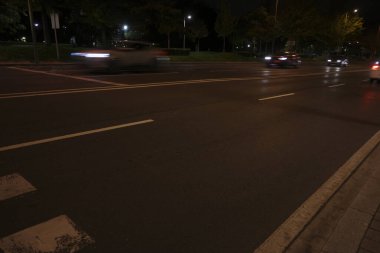 Gece şehirde trafik vardı.