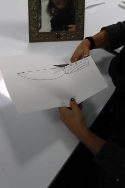 Odasında kağıt olan el işleri.