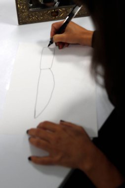 Kağıda resim çiziyorum.