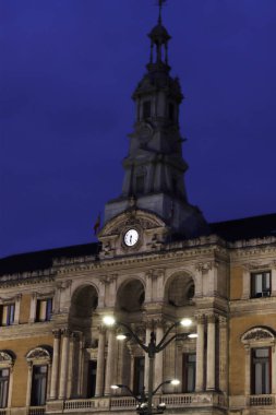 Akşamları Bilbao Belediye Binası