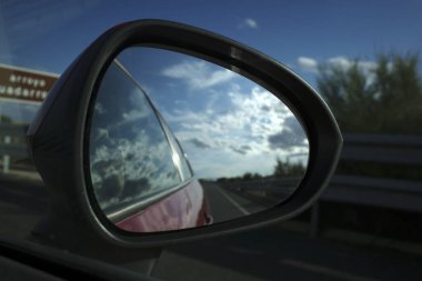 Yolda araba kullanırken.