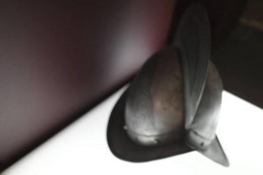 Müzedeki eski miğfer.