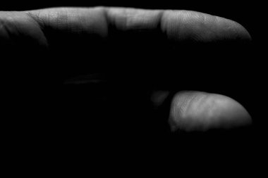 Bir erkeğin eline yaklaş.