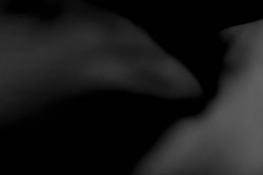 Bir erkeğin eline yaklaş.