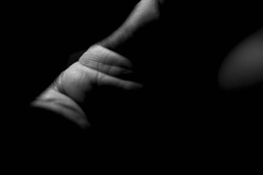 Bir erkeğin eline yaklaş.