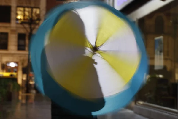 Şemsiyenin Arkasındaki Kişinin Silueti — Stok fotoğraf