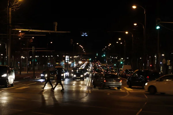 夜の街の交通は — ストック写真
