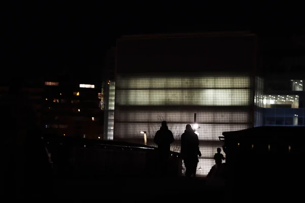 夜间在城市环境中行走的人 — 图库照片