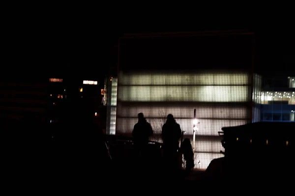 夜间在城市环境中行走的人 — 图库照片