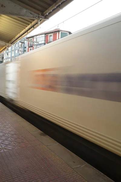 Şehir Ortamında Hızlı Giden Tren — Stok fotoğraf