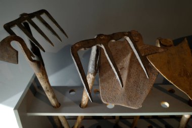 Kulübedeki eski araçlar