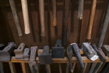 Kulübedeki eski araçlar