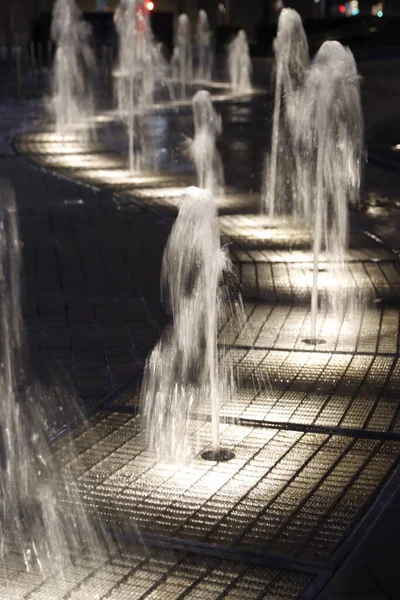 夜の街の近代的な噴水 — ストック写真