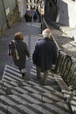 Sokakta yürüyen insanlar