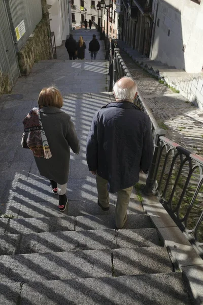 Sokakta yürüyen insanlar