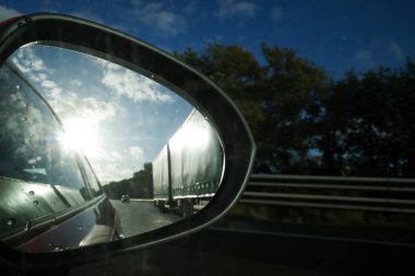 Otoyolda araba yolculuğu.