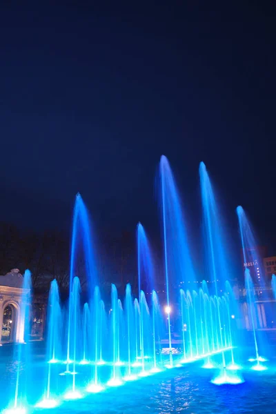 夜のカラフルな芸術噴水 — ストック写真