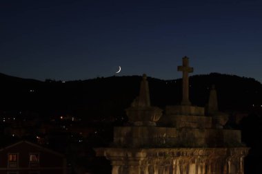 şehrin üzerinde moon