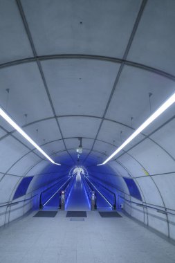 Modern bir metronun içi.
