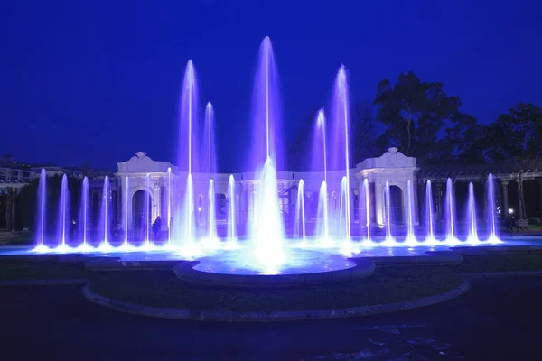 夜のカラフルな芸術噴水 — ストック写真