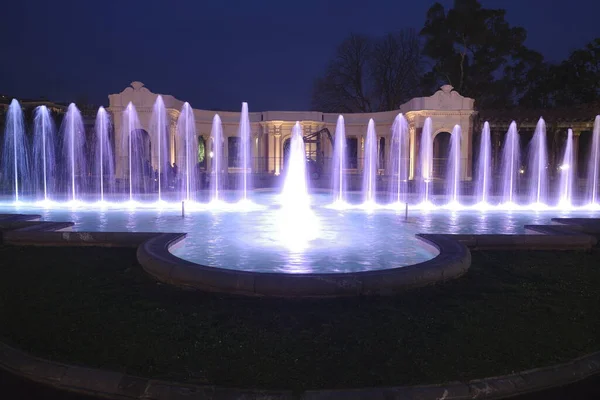 Fontaine Artistique Colorée Nuit — Photo