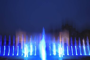 Geceleri renkli sanatsal çeşme