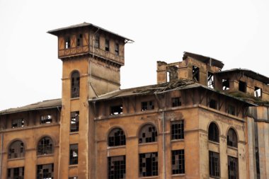 Bilbao nehri kıyısında terk edilmiş bir fabrika.