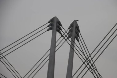 Bilbao Nehri üzerindeki modern köprü