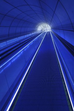 Bir metro istasyonuna giden bir koridorun içi.