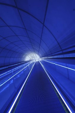 Bir metro istasyonuna giden bir koridorun içi.