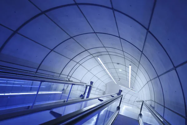 Bir Metro Istasyonuna Giden Bir Koridorun Içi — Stok fotoğraf