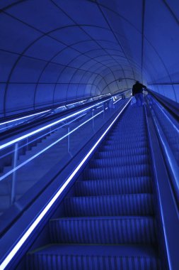 Bir metro istasyonuna giden bir koridorun içi.