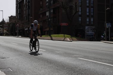 Yarış sırasında amatör motorcular